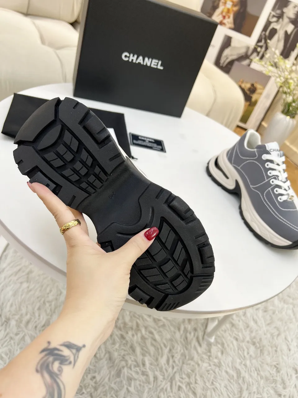 👟👟Ex-factory price 500👟👟 Cloth CHANEL 25C new casual shoes for early spring vacation. A pair of comfortable shoes can reduce the fatigue on your feet. The new style is very versatile, whether it is daily wear or a sister party. It can be easily used for commuting in the workplace, outdoor sports and various occasions. It can increase the height, straighten the legs, modify the shape of the feet, is comfortable and comfortable without rubbing the feet, and has good breathability. It can also be worn in summer. Office workers can also easily own it when wearing it. The fabric is pebbled cowhide + plaid pad to show off sheepskin. The original open-molded rubber foam outsole! size: 35-40 (41 customized, non-refundable and non-exchangeable)